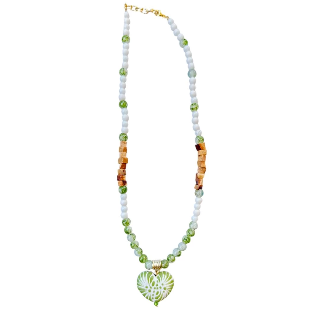 Collar talavera con Dije de corazón verde