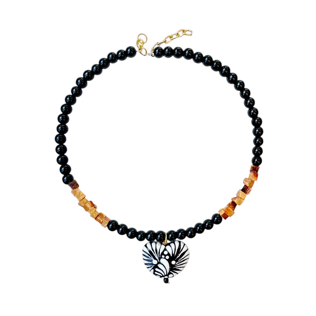 Gargantilla  talavera con Dije de corazón negro