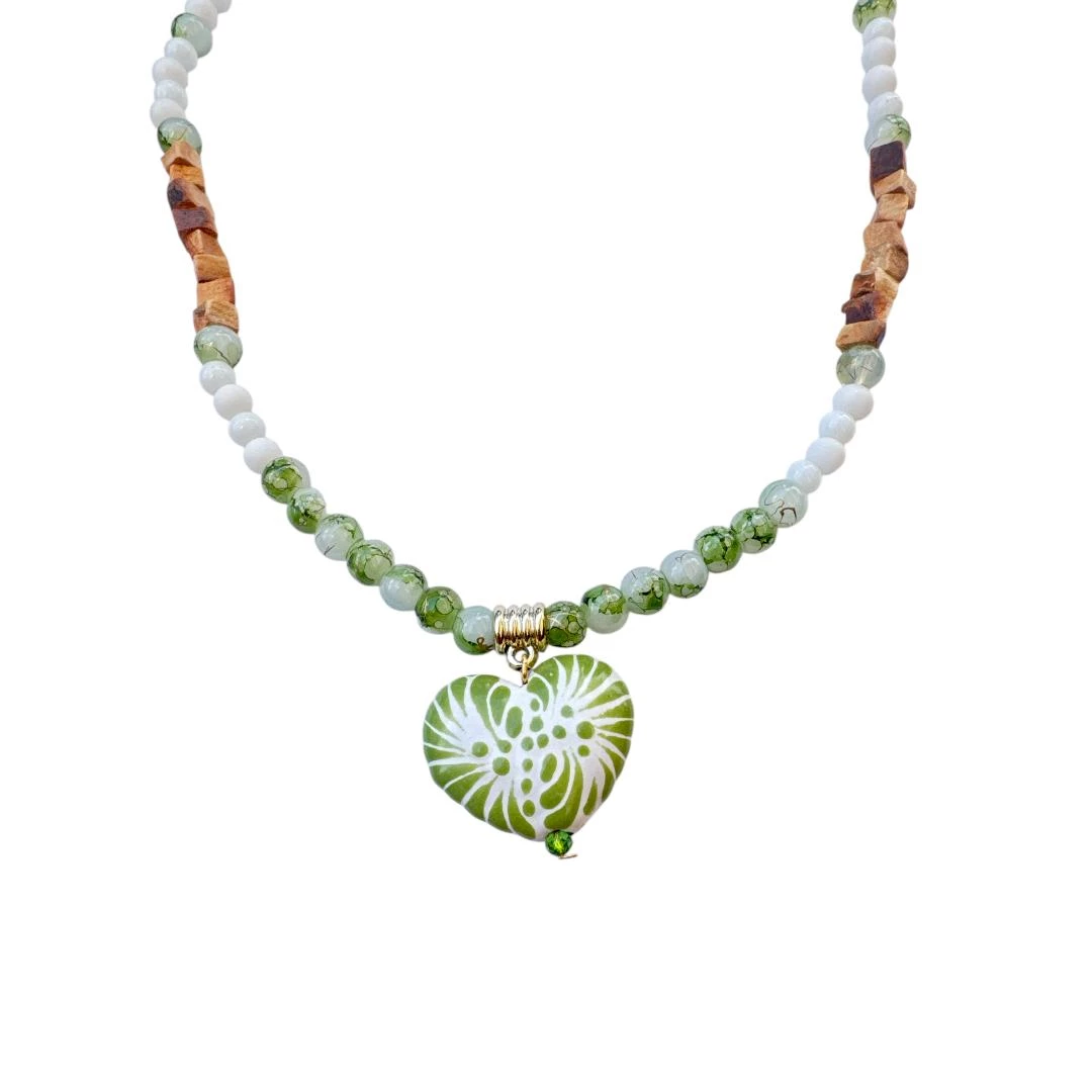 Collar talavera con Dije de corazón verde
