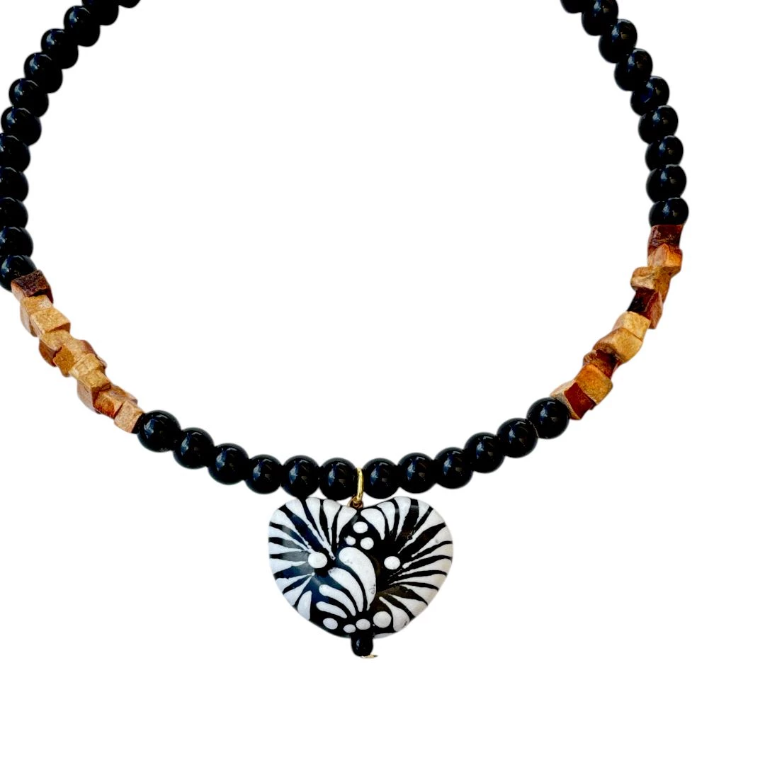 Gargantilla  talavera con Dije de corazón negro