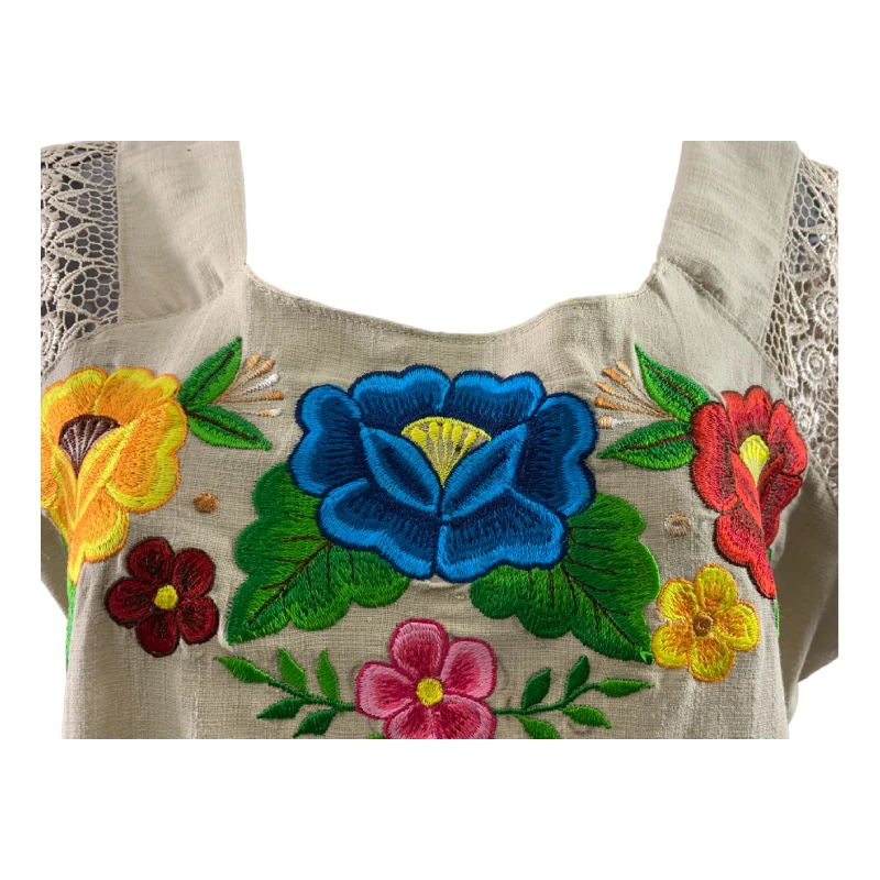 Blusa tapizada con mangas de encaje